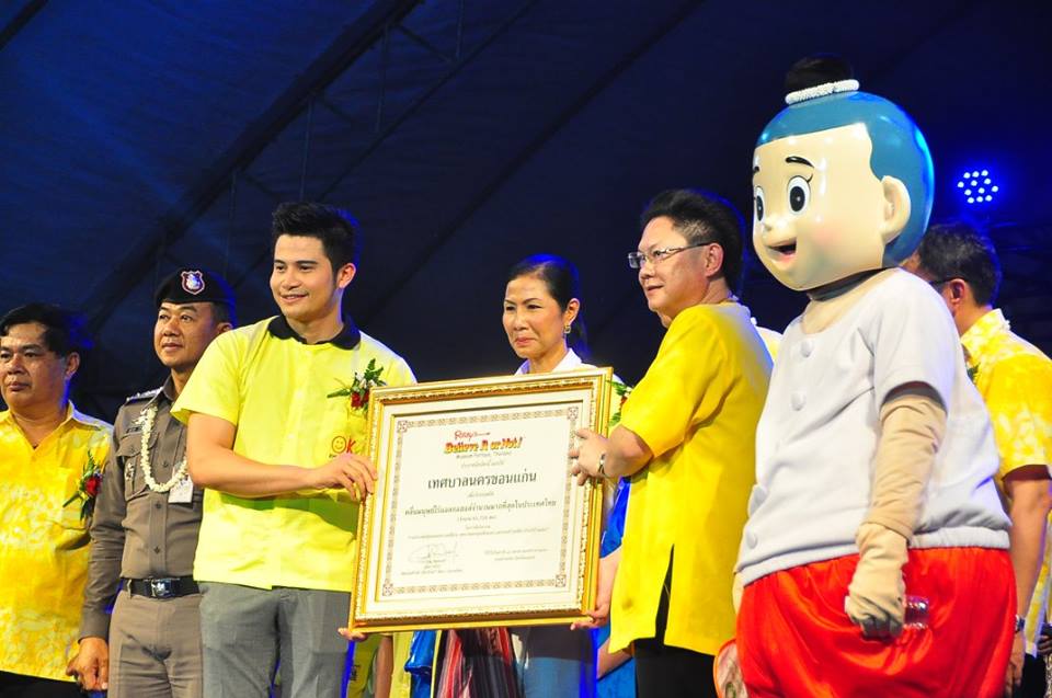 เก็บตกสีสัน วันสงกรานต์ถนนข้าวเหนียว 13 - 15 เมษายน 2559