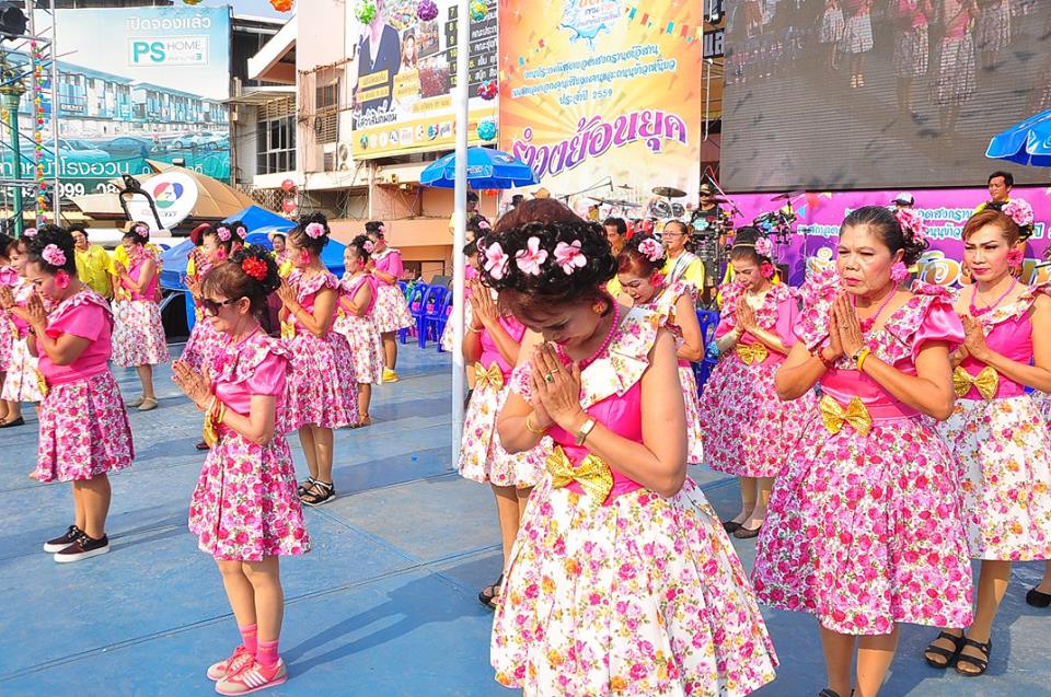 เก็บตกสีสัน วันสงกรานต์ถนนข้าวเหนียว 13 - 15 เมษายน 2559