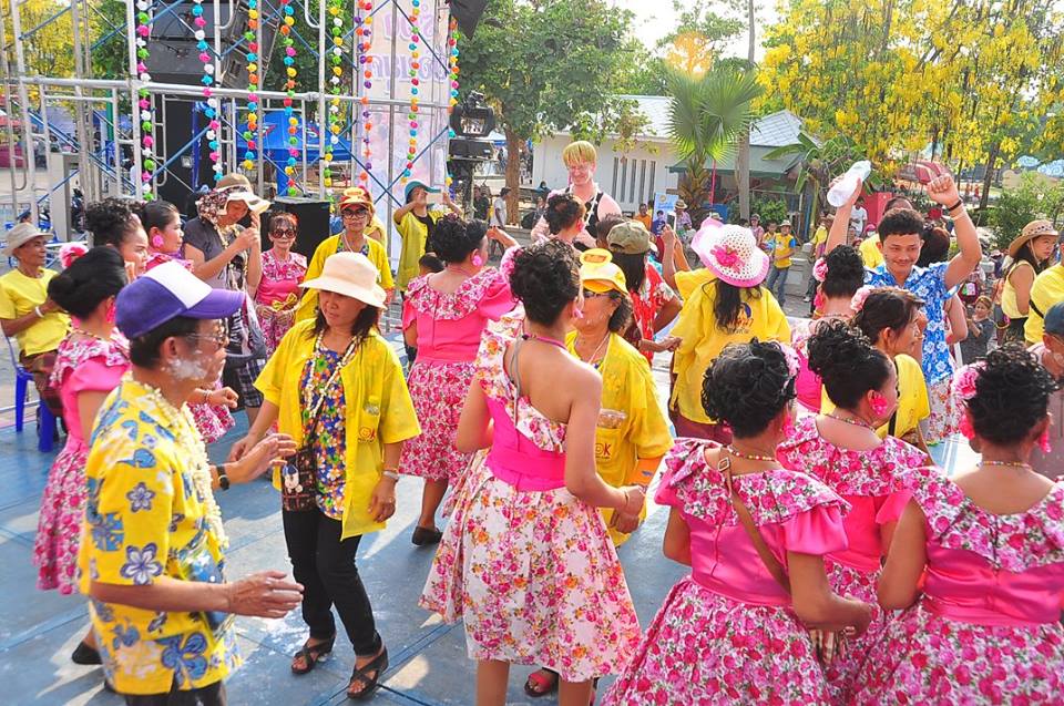 เก็บตกสีสัน วันสงกรานต์ถนนข้าวเหนียว 13 - 15 เมษายน 2559