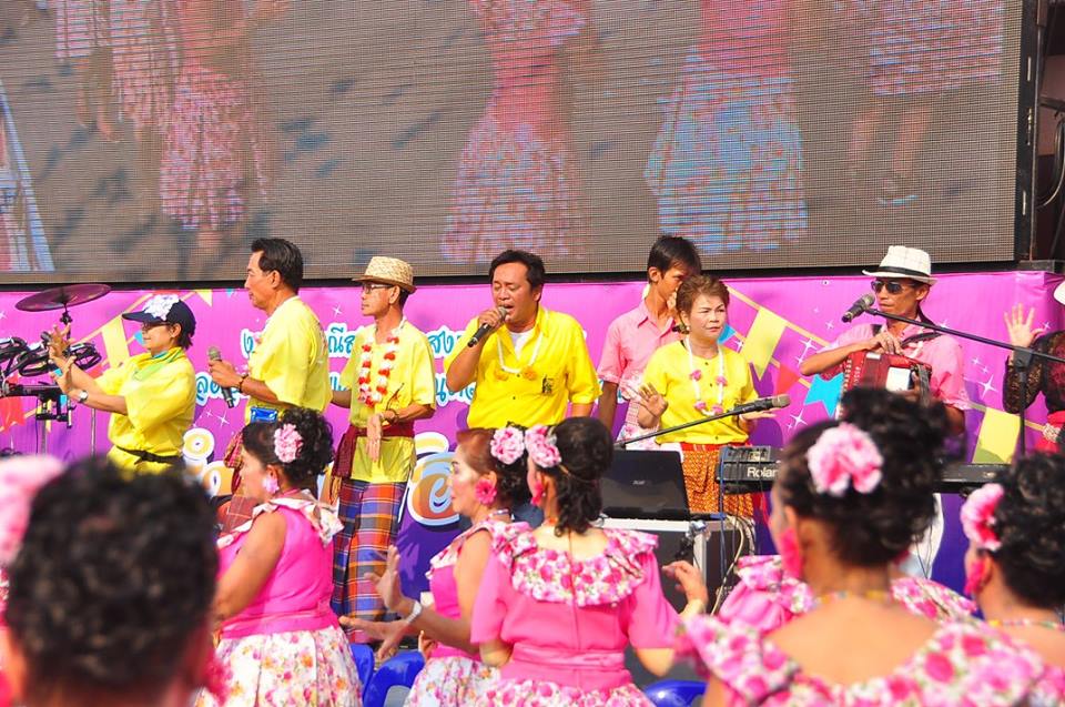 เก็บตกสีสัน วันสงกรานต์ถนนข้าวเหนียว 13 - 15 เมษายน 2559