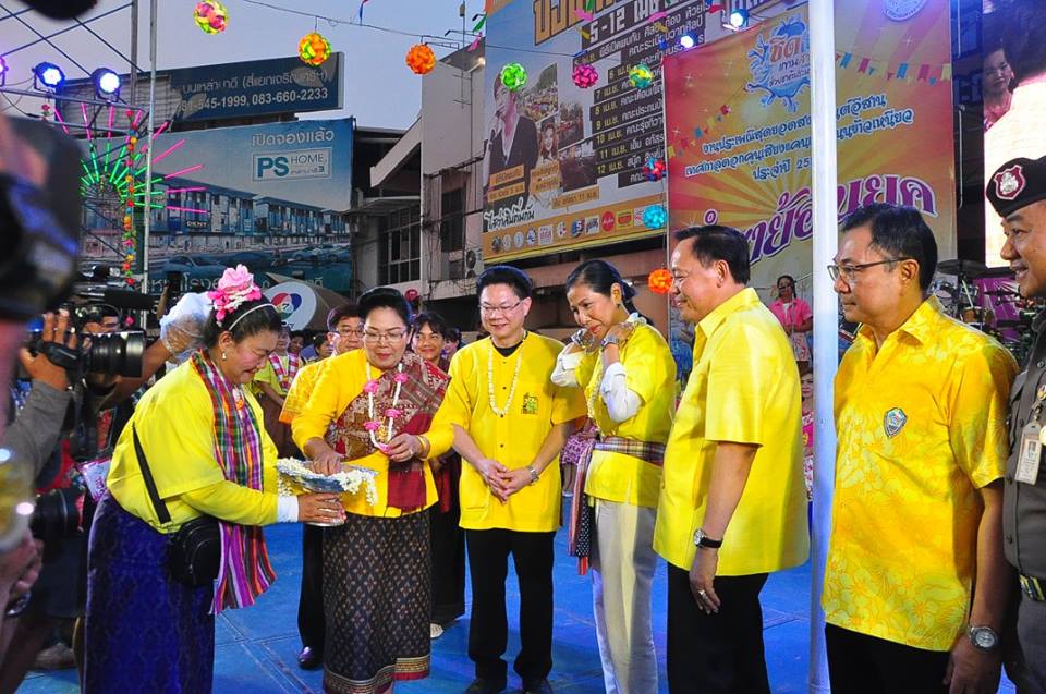 เก็บตกสีสัน วันสงกรานต์ถนนข้าวเหนียว 13 - 15 เมษายน 2559