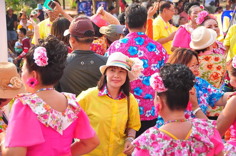 เก็บตกสีสัน วันสงกรานต์ถนนข้าวเหนียว 13 - 15 เมษายน 2559
