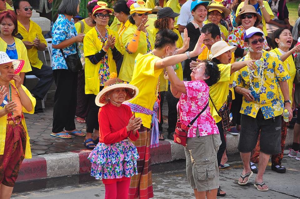 เก็บตกสีสัน วันสงกรานต์ถนนข้าวเหนียว 13 - 15 เมษายน 2559