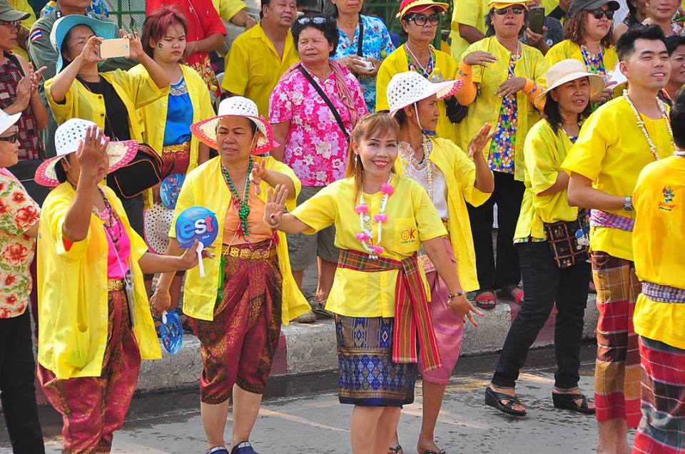 เก็บตกสีสัน วันสงกรานต์ถนนข้าวเหนียว 13 - 15 เมษายน 2559