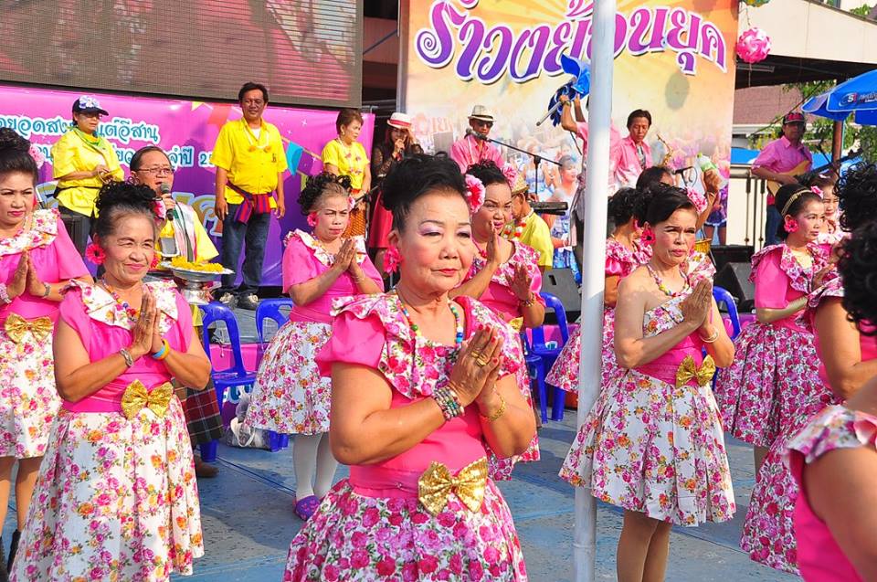 เก็บตกสีสัน วันสงกรานต์ถนนข้าวเหนียว 13 - 15 เมษายน 2559