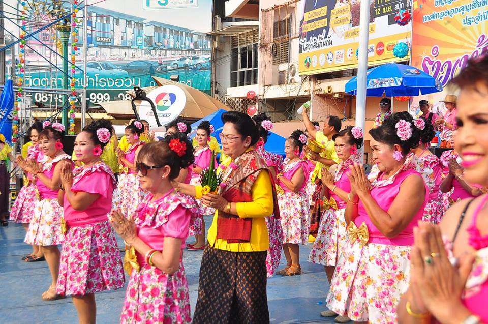 เก็บตกสีสัน วันสงกรานต์ถนนข้าวเหนียว 13 - 15 เมษายน 2559