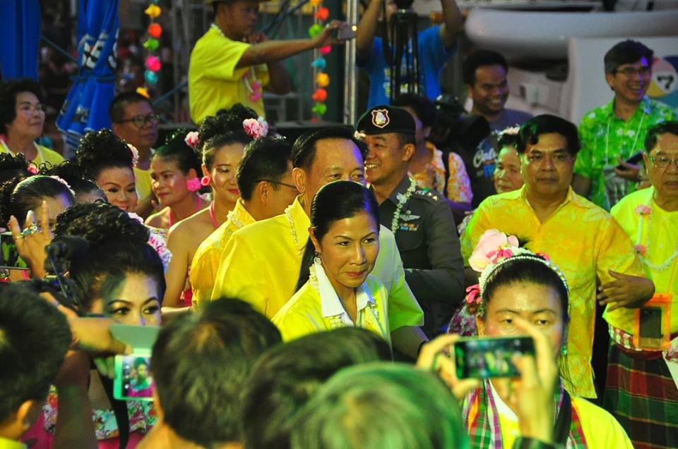 เก็บตกสีสัน วันสงกรานต์ถนนข้าวเหนียว 13 - 15 เมษายน 2559