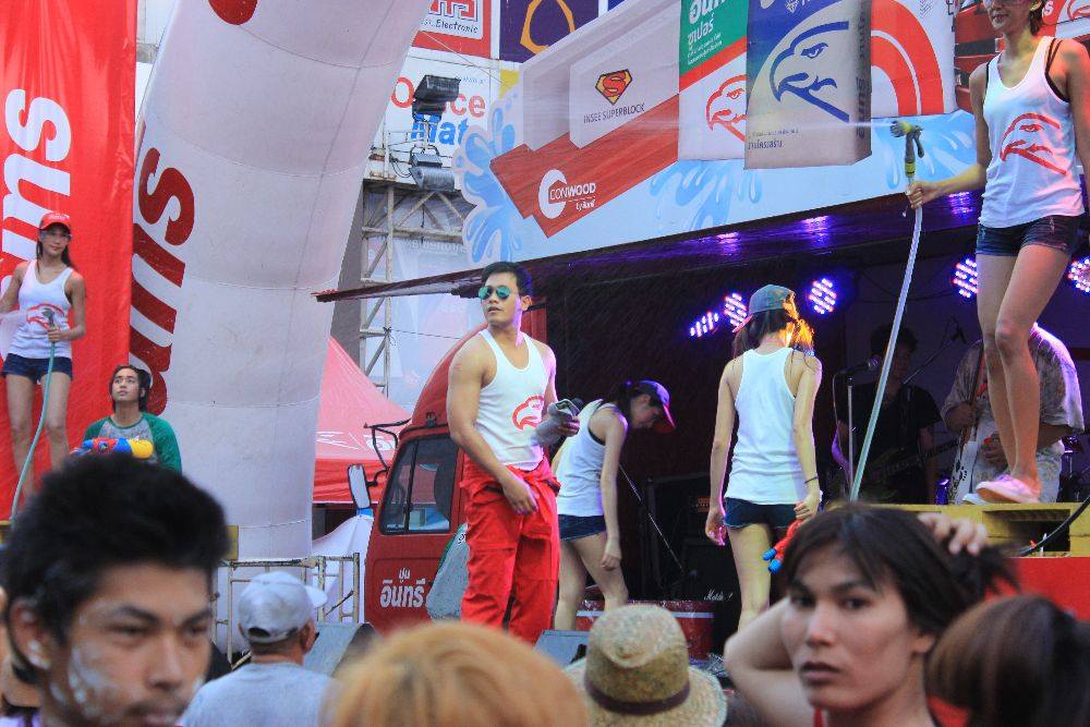 เก็บตกสีสัน วันสงกรานต์ถนนข้าวเหนียว 13 - 15 เมษายน 2559