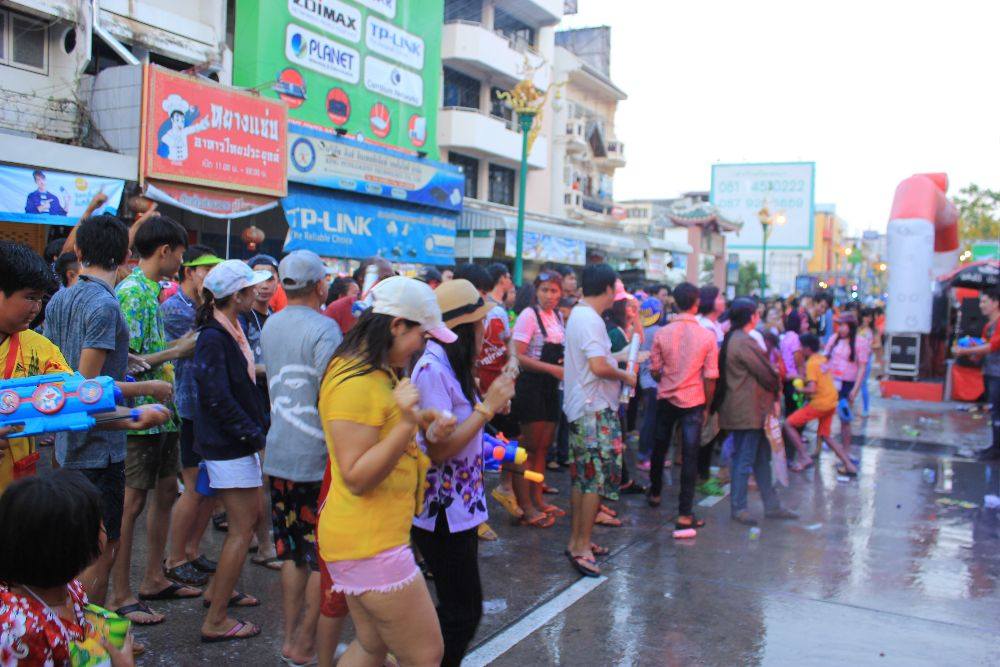 เก็บตกสีสัน วันสงกรานต์ถนนข้าวเหนียว 13 - 15 เมษายน 2559