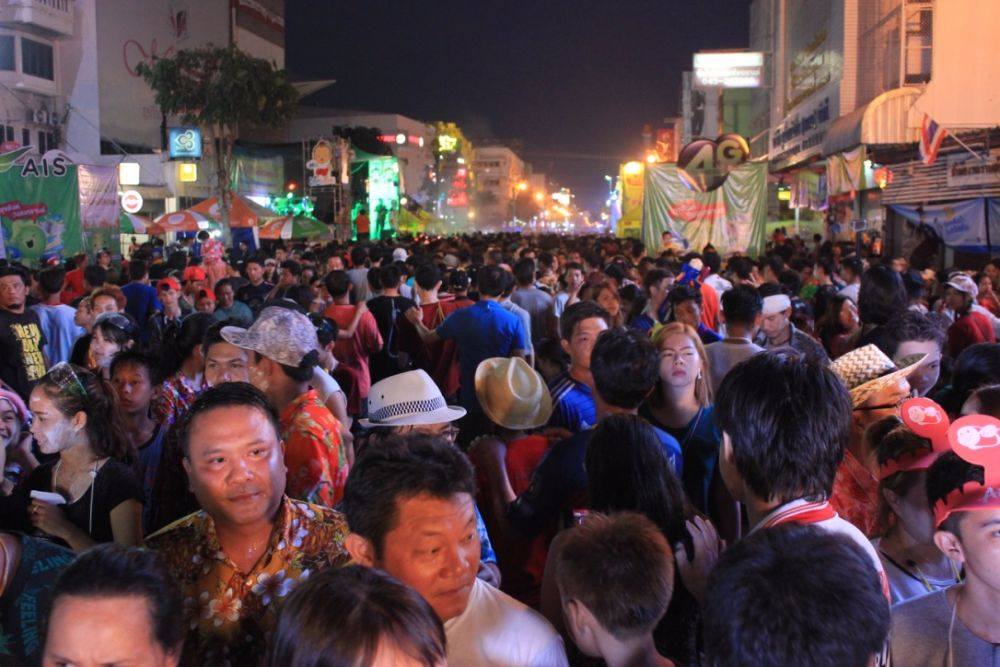 เก็บตกสีสัน วันสงกรานต์ถนนข้าวเหนียว 13 - 15 เมษายน 2559