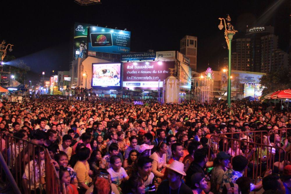 เก็บตกสีสัน วันสงกรานต์ถนนข้าวเหนียว 13 - 15 เมษายน 2559