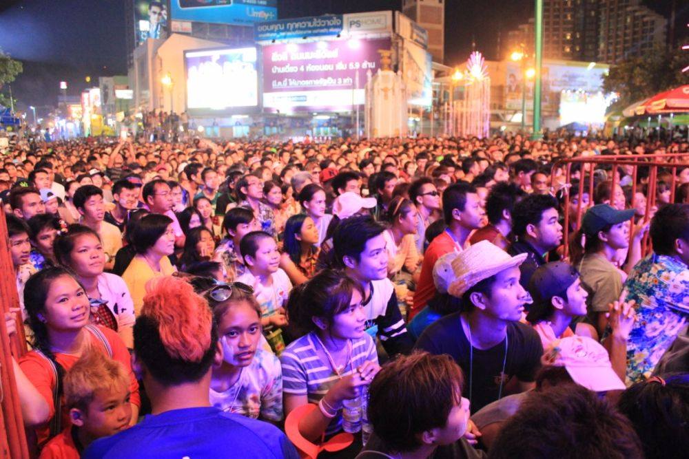 เก็บตกสีสัน วันสงกรานต์ถนนข้าวเหนียว 13 - 15 เมษายน 2559