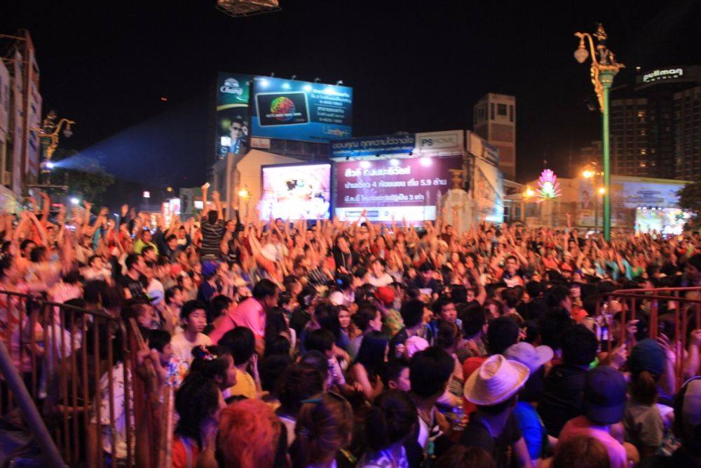 เก็บตกสีสัน วันสงกรานต์ถนนข้าวเหนียว 13 - 15 เมษายน 2559