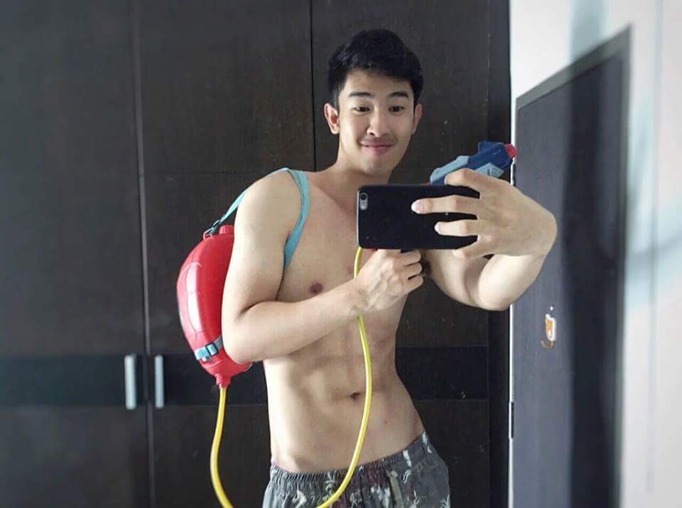 เก็บตก!! หนุ่มๆ กับปืนคู่ใจวันสงกรานต์ บอกเลยใหญ่ยาวมีหลายไซส์