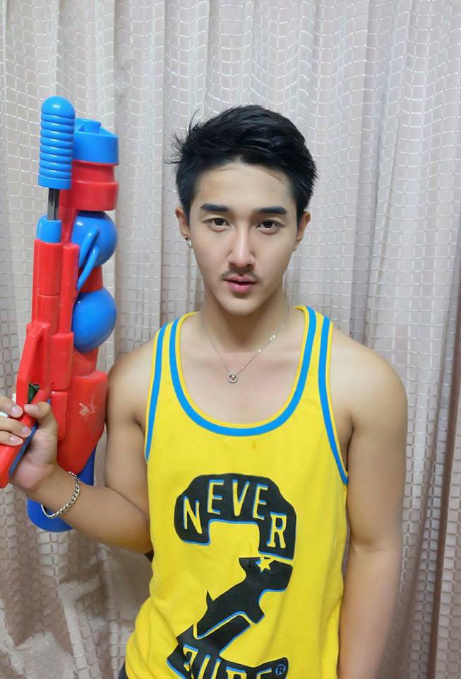 เก็บตก!! หนุ่มๆ กับปืนคู่ใจวันสงกรานต์ บอกเลยใหญ่ยาวมีหลายไซส์