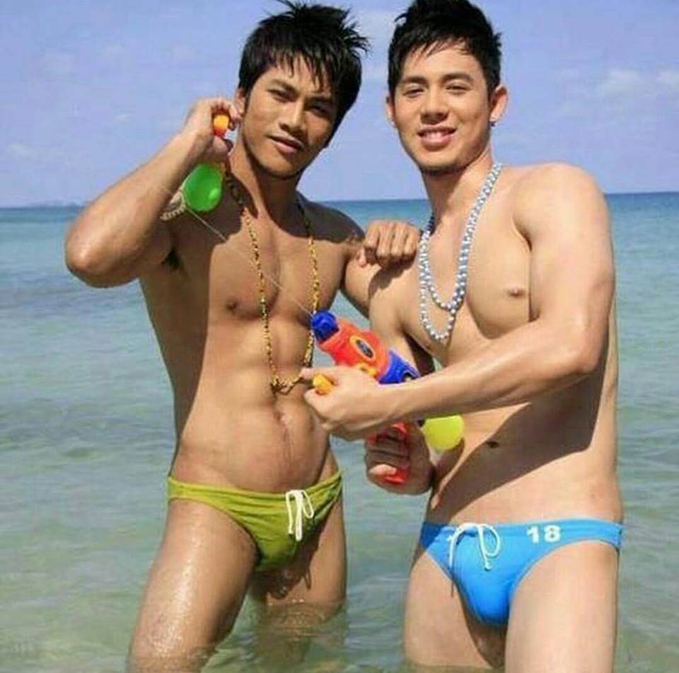 เก็บตก!! หนุ่มๆ กับปืนคู่ใจวันสงกรานต์ บอกเลยใหญ่ยาวมีหลายไซส์