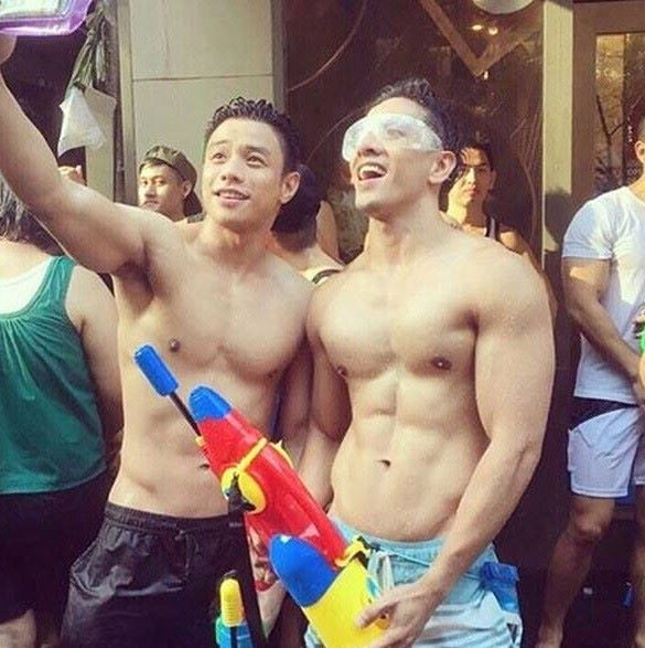 เก็บตก!! หนุ่มๆ กับปืนคู่ใจวันสงกรานต์ บอกเลยใหญ่ยาวมีหลายไซส์