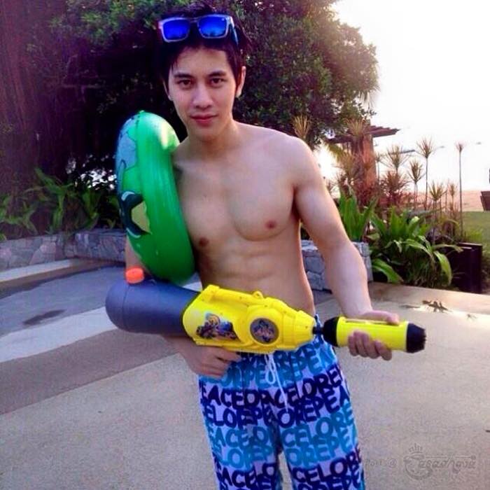 เก็บตก!! หนุ่มๆ กับปืนคู่ใจวันสงกรานต์ บอกเลยใหญ่ยาวมีหลายไซส์