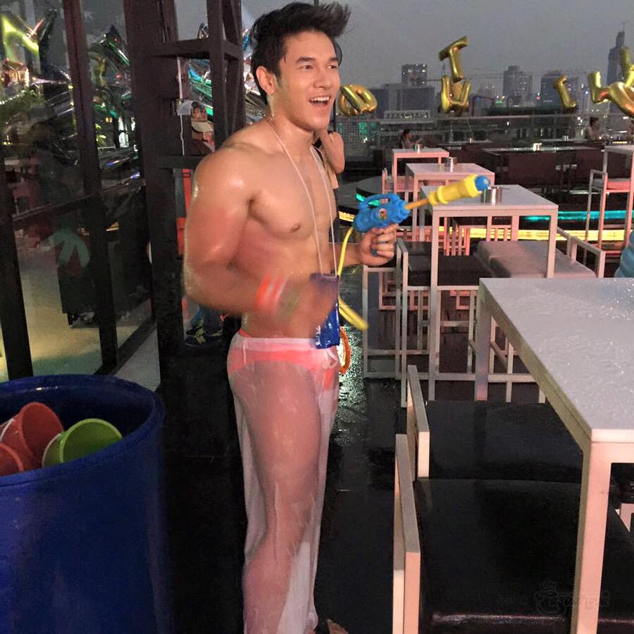 เก็บตก!! หนุ่มๆ กับปืนคู่ใจวันสงกรานต์ บอกเลยใหญ่ยาวมีหลายไซส์