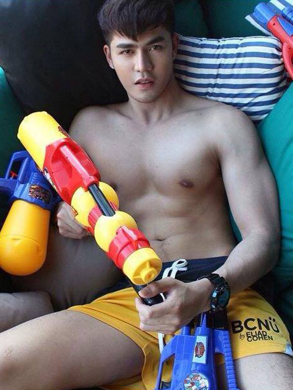 เก็บตก!! หนุ่มๆ กับปืนคู่ใจวันสงกรานต์ บอกเลยใหญ่ยาวมีหลายไซส์