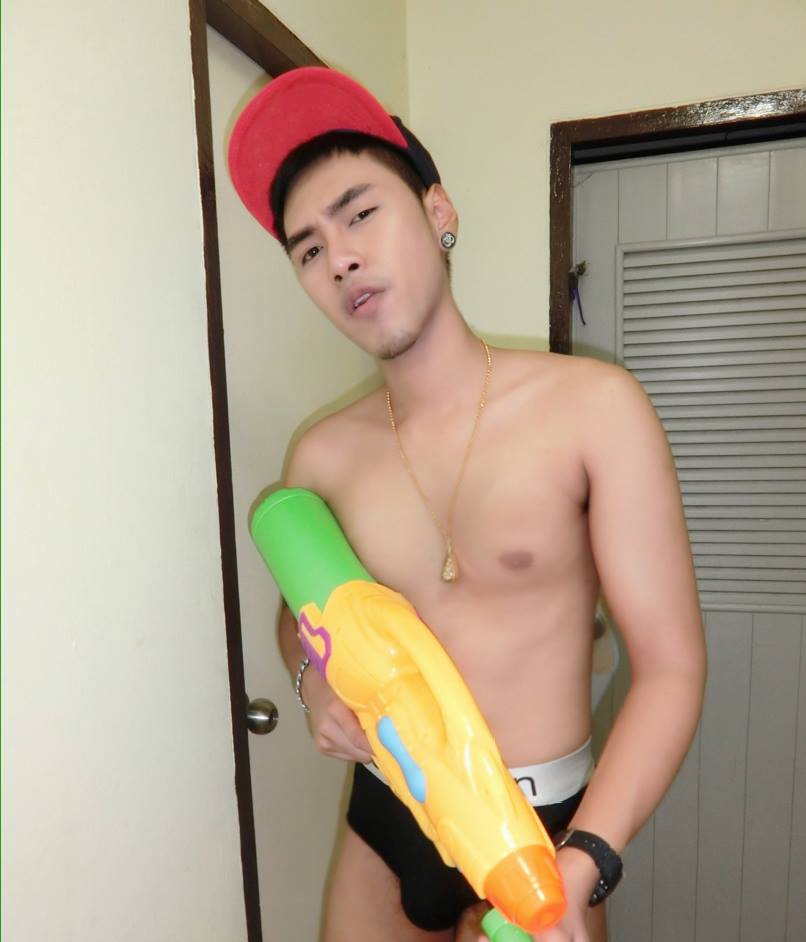 เก็บตก!! หนุ่มๆ กับปืนคู่ใจวันสงกรานต์ บอกเลยใหญ่ยาวมีหลายไซส์