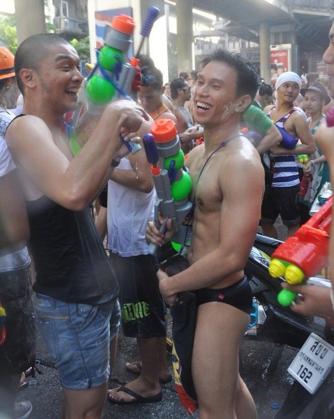 เก็บตก!! หนุ่มๆ กับปืนคู่ใจวันสงกรานต์ บอกเลยใหญ่ยาวมีหลายไซส์