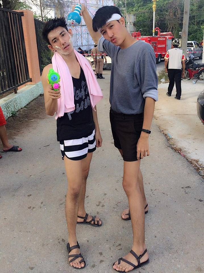เก็บตก!! หนุ่มๆ กับปืนคู่ใจวันสงกรานต์ บอกเลยใหญ่ยาวมีหลายไซส์