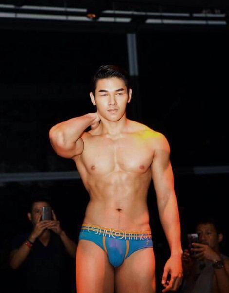 ผู้ชายน่ากอด ไม่สตอ