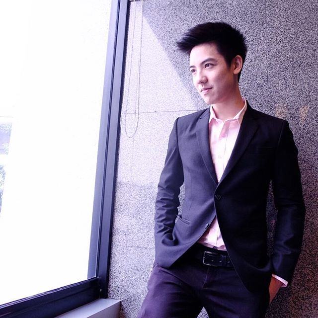 แบงค์ พบเอก นักข่าวหล่อระดับ 9.8 ริกเตอร์ !!