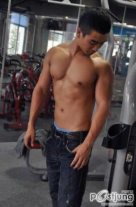 ต้องหลายรูปแล้วคัดเน้นๆ ใช่ไหมถึงจะยอมดู 748