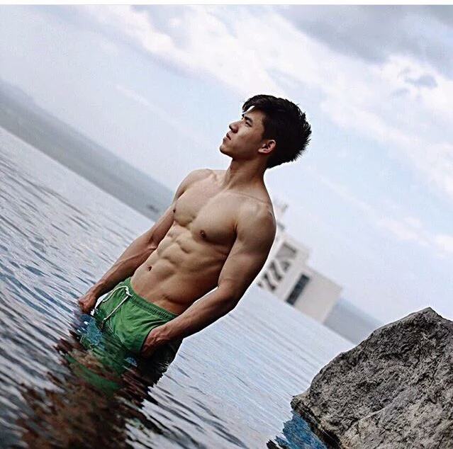 พวกเทออออออ เค้าชื่อเฟม เค้าเป็นนักบิน แล้วเค้าก็หล่อ แล้วเค้าก็มี 6 แพ็ค .... แล้วเค้าก็มีแฟนแล้ว!! #แต่เราก็จะหวีด