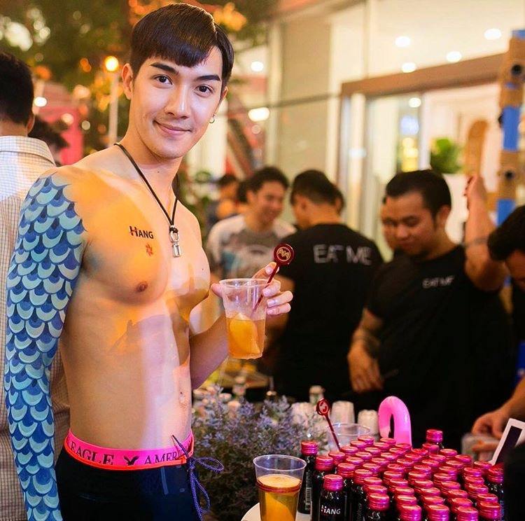 นัท พระเอกรุ้งสีเทา