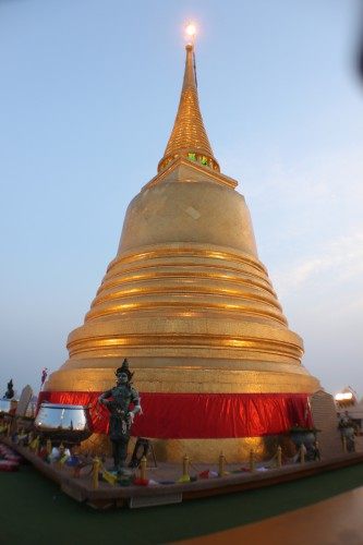 ไปไหว้พระที่ภูเขาทองมา