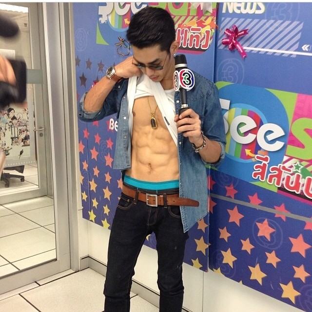 ดาราชายที่หล่อเซ็กซี่ 808