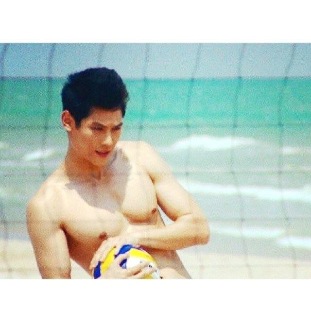 นักแสดงชายรูปหล่อเซ็กซี่น่าหมายปอง 827 สี่คนนะกรุปนี้