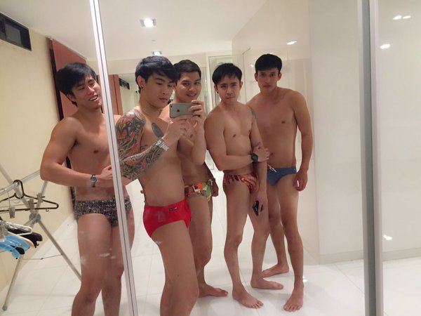 ว่ายน้ำกันเถอะ