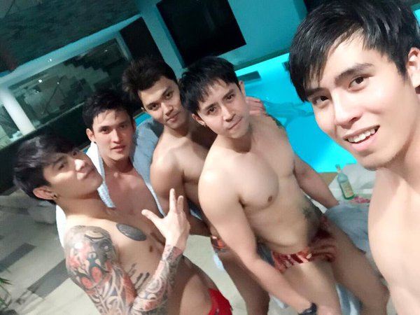 ว่ายน้ำกันเถอะ
