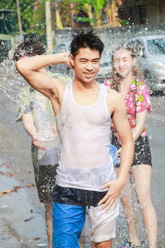 ถอดโชว์เรือนร่าง 1106