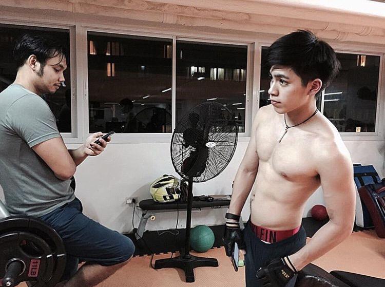 กรณ์ หนุ่มหุ่นเเซ่บ นมชมพู