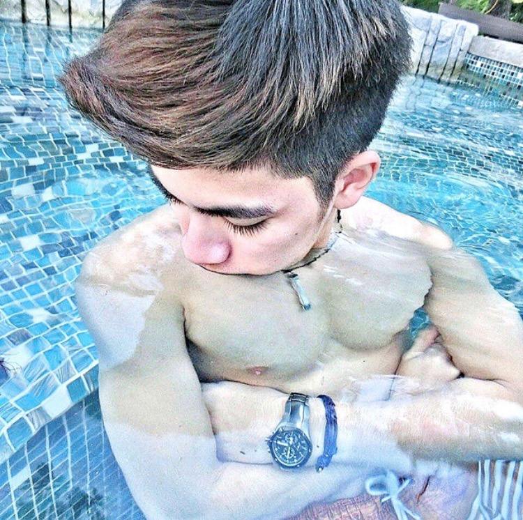 กรณ์ หนุ่มหุ่นเเซ่บ นมชมพู