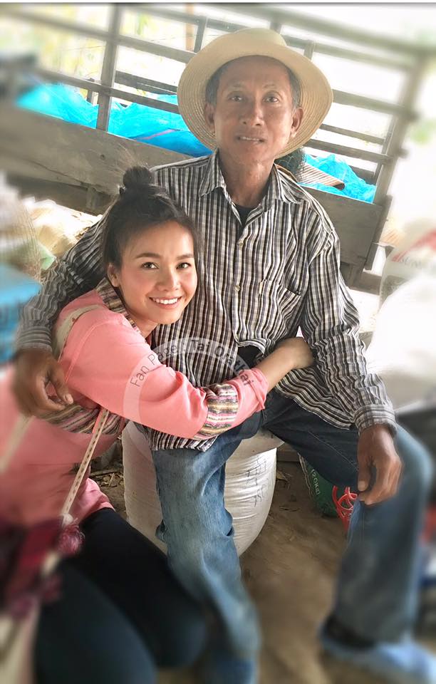 ภาพน่ารักๆ "ต่าย อรทัย" กลับบ้านนา ช่วยคุณพ่อปลูกข้าวในวันพืชมงคล