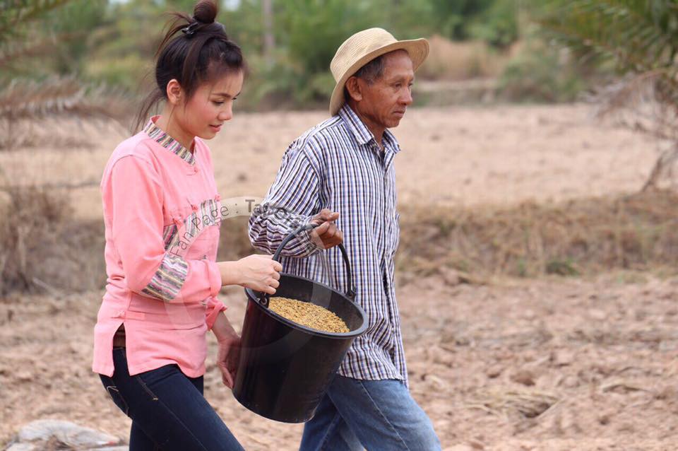 ภาพน่ารักๆ "ต่าย อรทัย" กลับบ้านนา ช่วยคุณพ่อปลูกข้าวในวันพืชมงคล