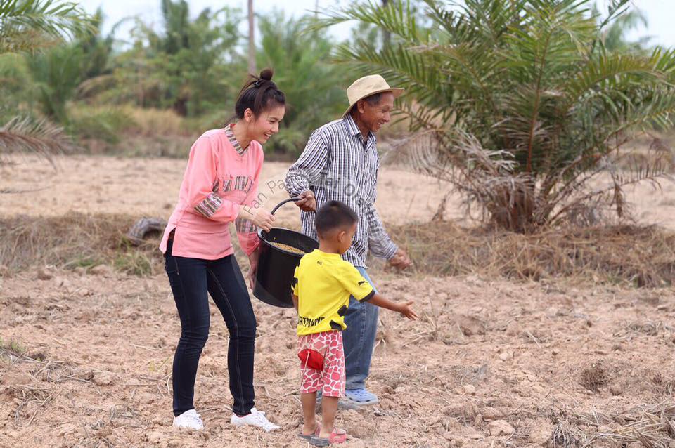 ภาพน่ารักๆ "ต่าย อรทัย" กลับบ้านนา ช่วยคุณพ่อปลูกข้าวในวันพืชมงคล