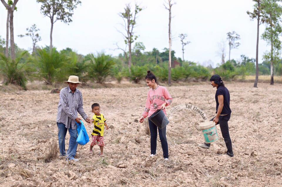 ภาพน่ารักๆ "ต่าย อรทัย" กลับบ้านนา ช่วยคุณพ่อปลูกข้าวในวันพืชมงคล