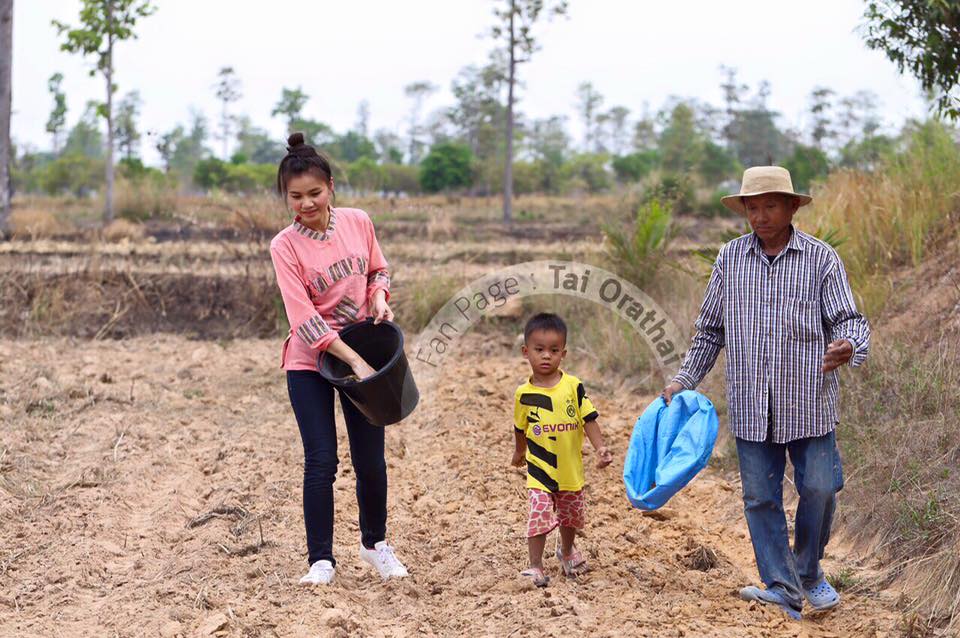 ภาพน่ารักๆ "ต่าย อรทัย" กลับบ้านนา ช่วยคุณพ่อปลูกข้าวในวันพืชมงคล