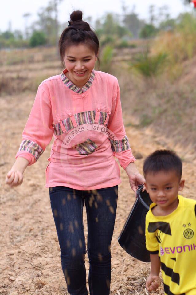 ภาพน่ารักๆ "ต่าย อรทัย" กลับบ้านนา ช่วยคุณพ่อปลูกข้าวในวันพืชมงคล