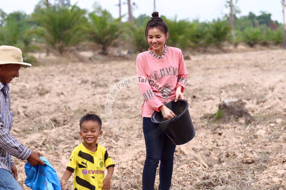 ภาพน่ารักๆ "ต่าย อรทัย" กลับบ้านนา ช่วยคุณพ่อปลูกข้าวในวันพืชมงคล