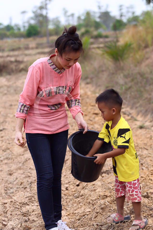 ภาพน่ารักๆ "ต่าย อรทัย" กลับบ้านนา ช่วยคุณพ่อปลูกข้าวในวันพืชมงคล
