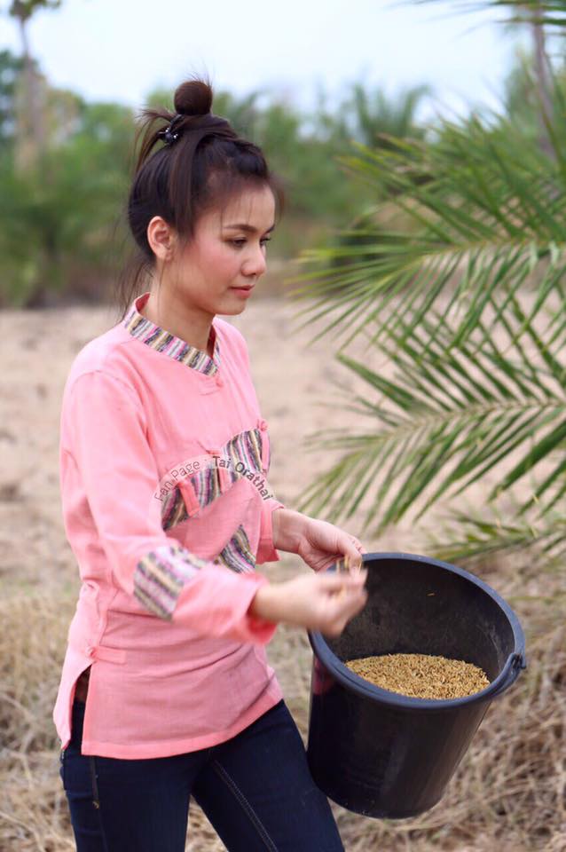 ภาพน่ารักๆ "ต่าย อรทัย" กลับบ้านนา ช่วยคุณพ่อปลูกข้าวในวันพืชมงคล