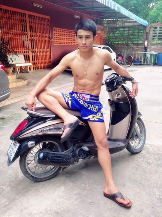 ผู้ชายหน้าร้อน